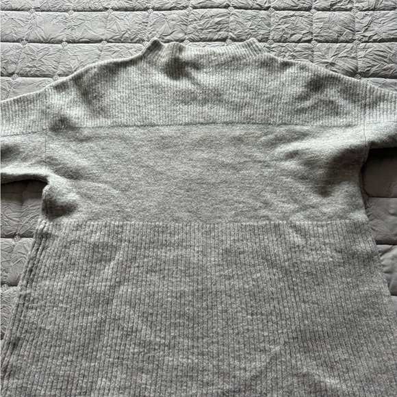 Gray Sweater with Pearl Details. Excellent Condition. - Picture 3 of 4